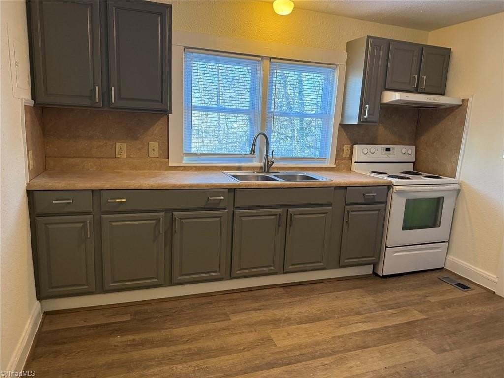 605 Nichols St - Photo 3 of 23