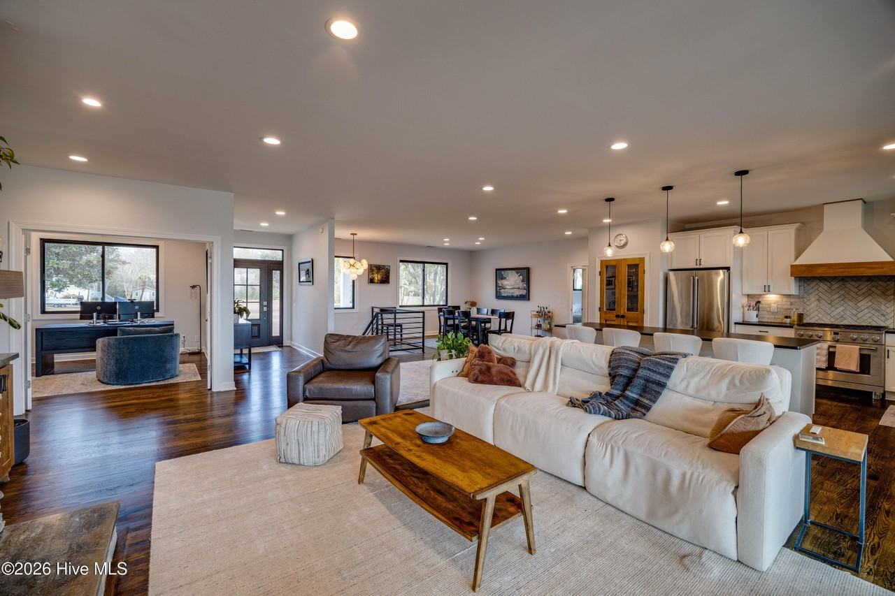 110 Waterway Trl - Photo 6 of 46