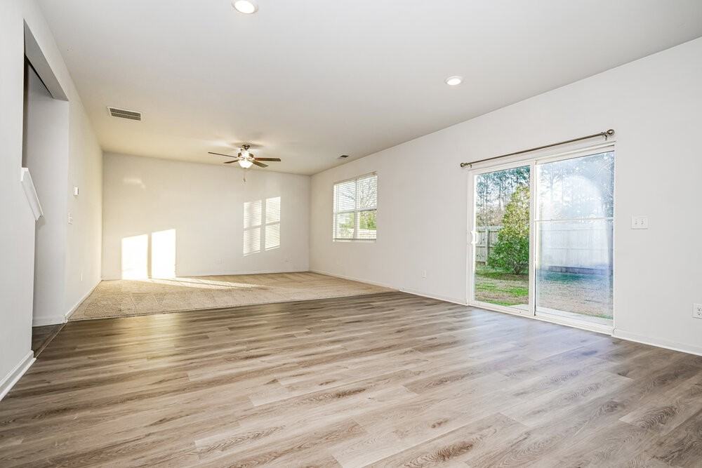 371 Hamilton Pointe Dr - Photo 4 of 17