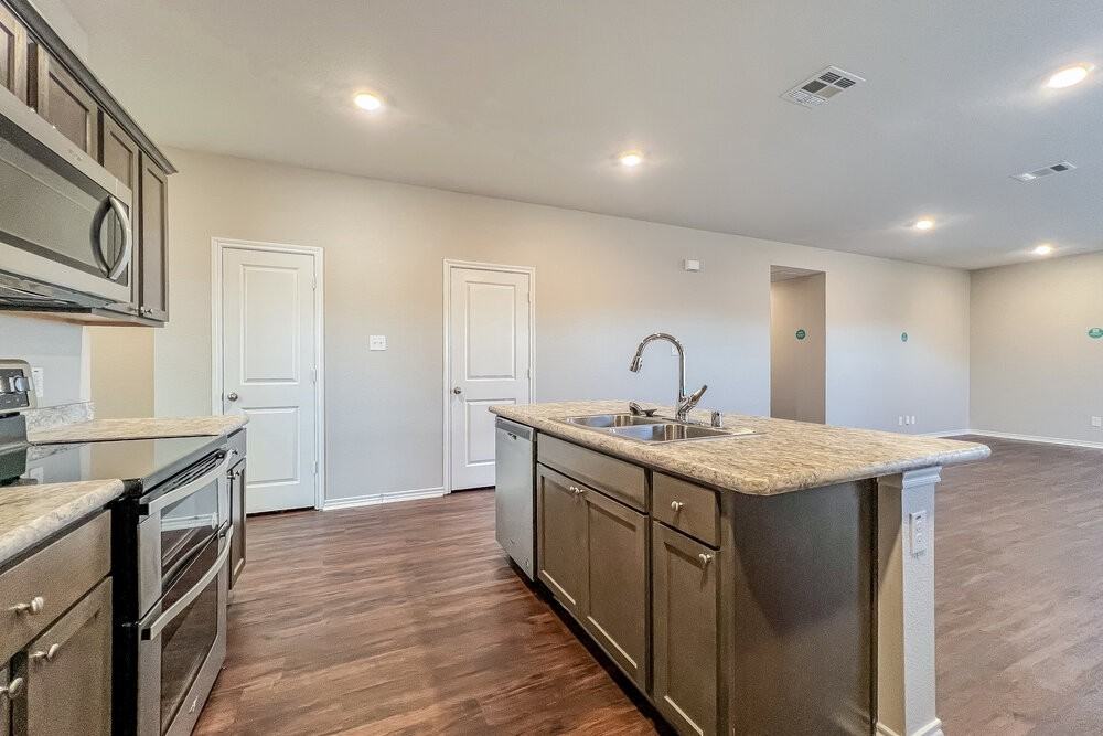 1805 Tulipwood Dr - Photo 5 of 16