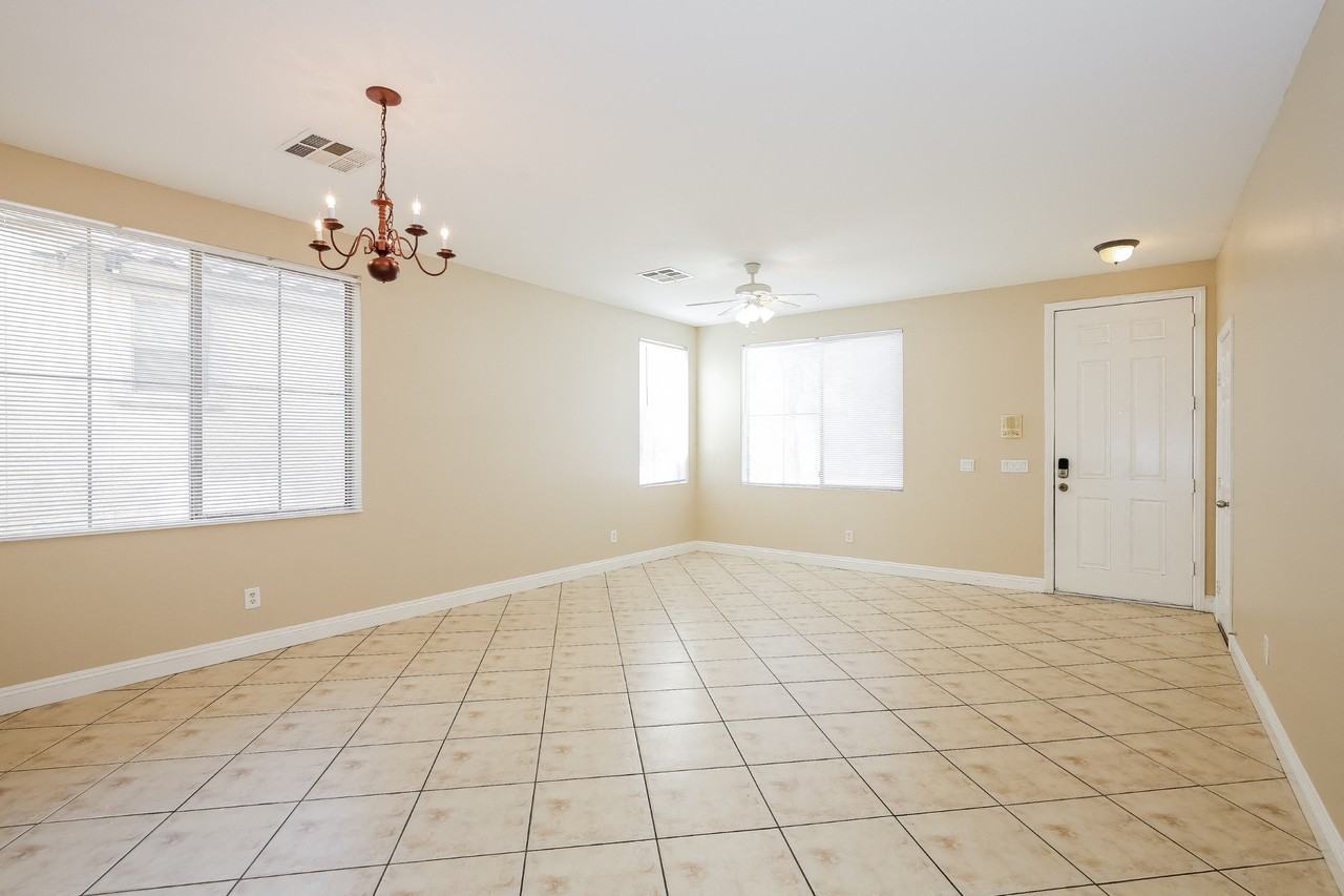 1833 Bayhurst Ave - Photo 3 of 15