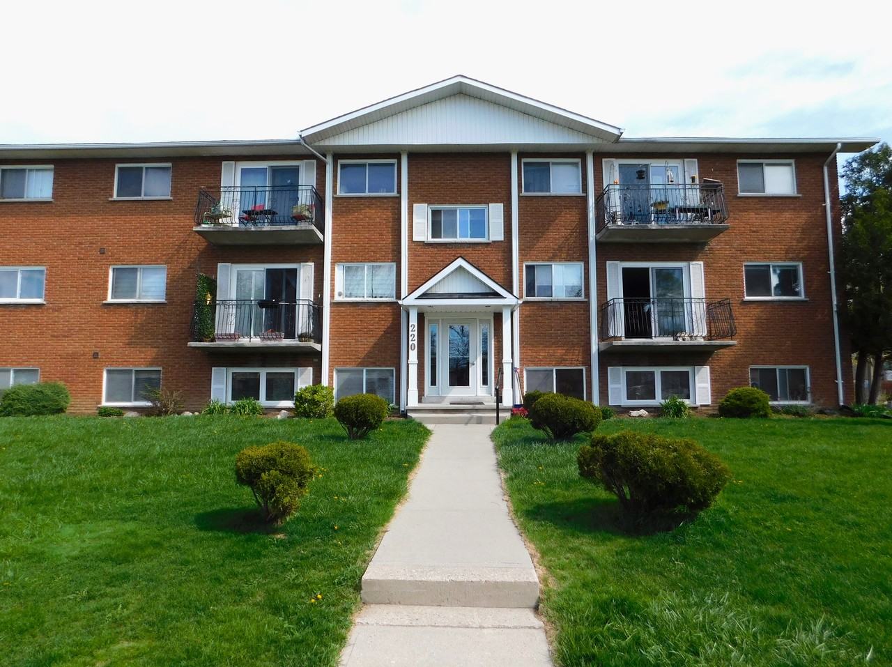 220 Kemp Crescent - Photo 2 of 12