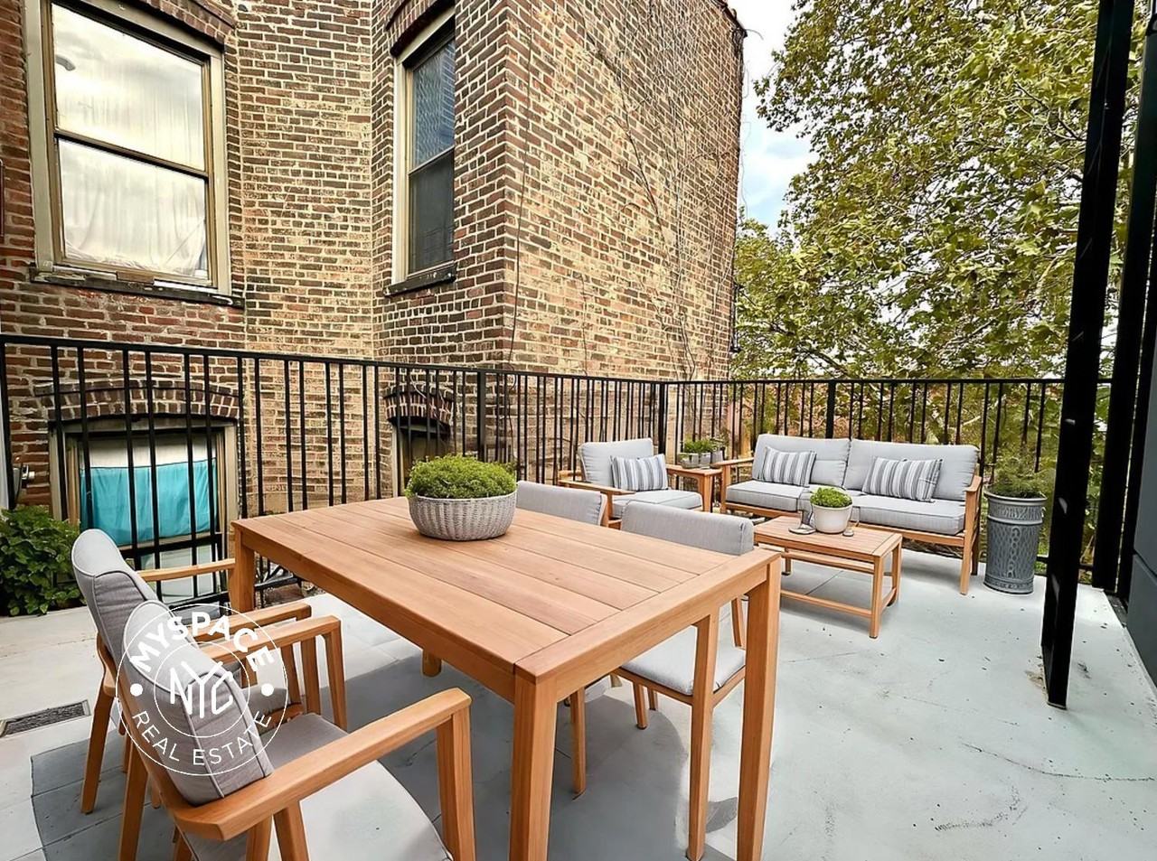 429 Columbia St #2 - Photo 3 of 9