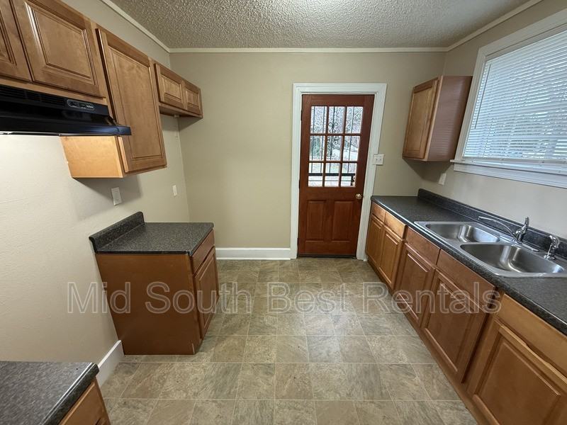 989 Semmes St - Photo 4 of 13