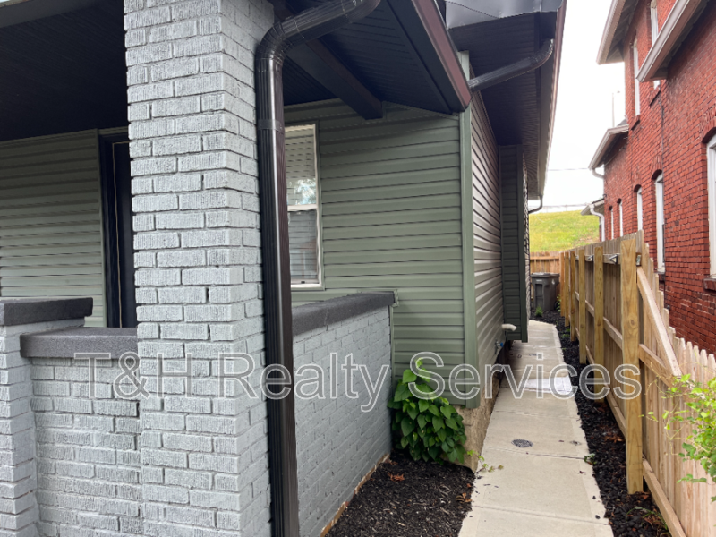 1831 Olive St - Photo 2 of 27