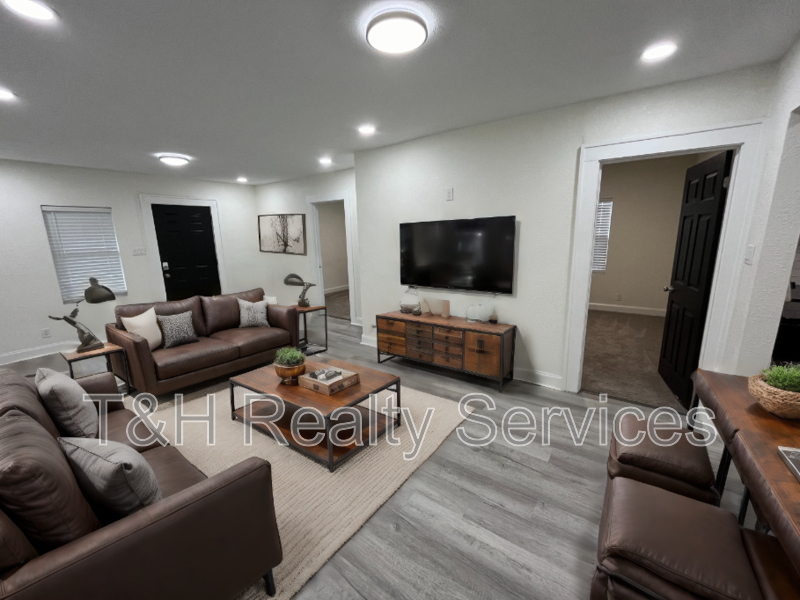 1831 Olive St - Photo 3 of 27