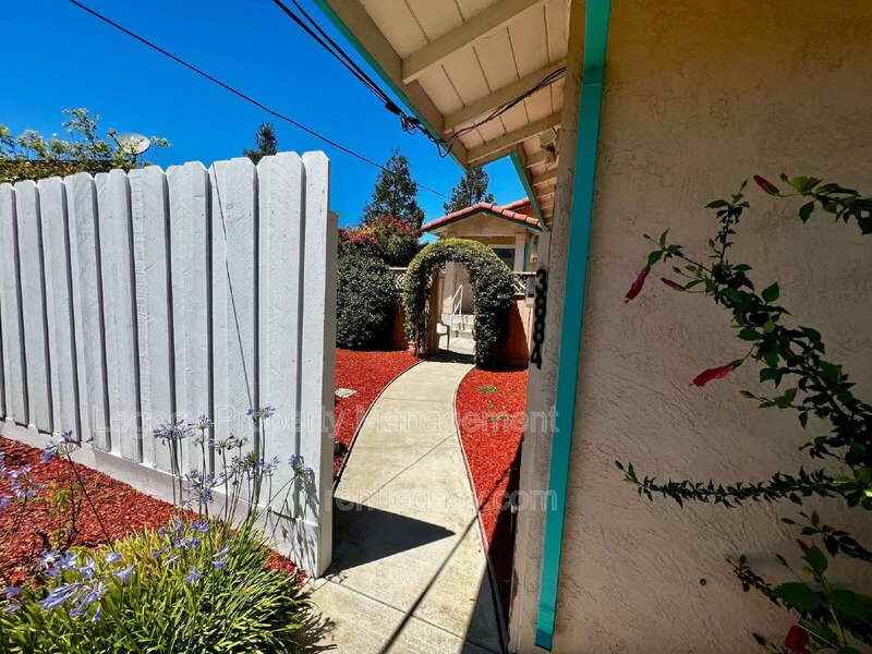 3884 Bayview Cir - Photo 2 of 13