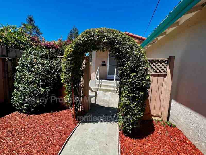 3884 Bayview Cir - Photo 3 of 13