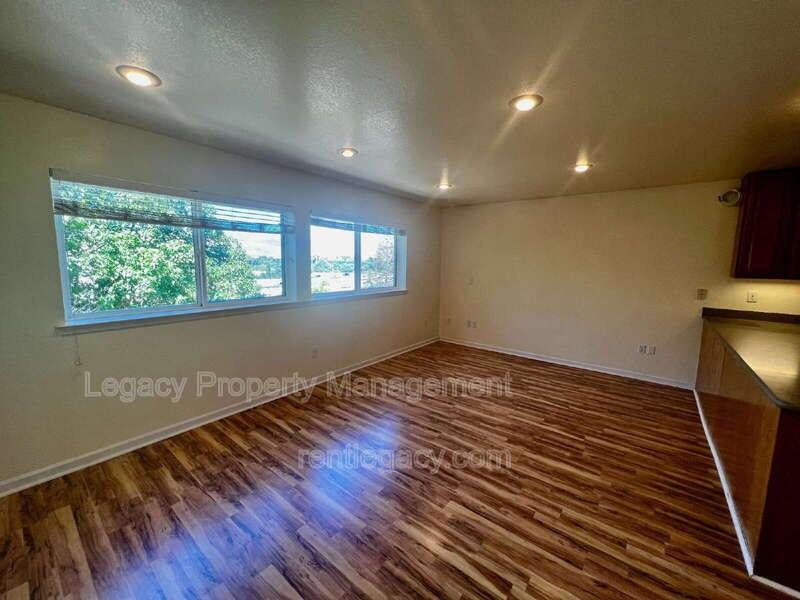 3884 Bayview Cir - Photo 7 of 13