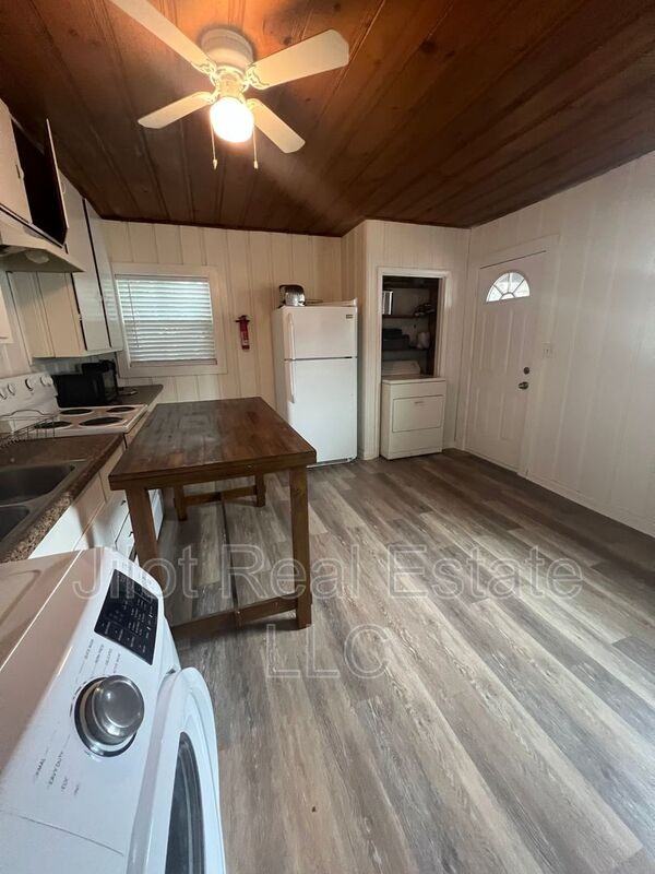 3374 Colville Ave - Photo 3 of 10