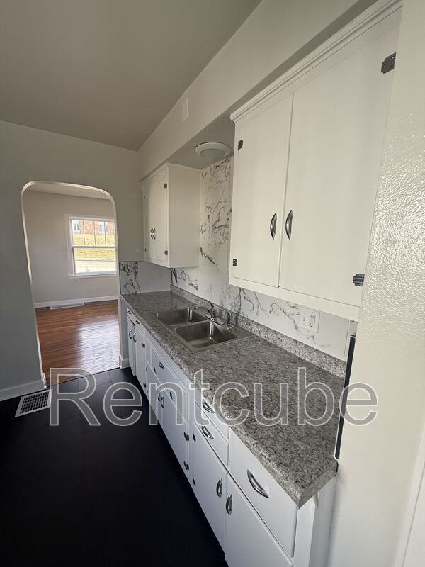 3025 Windsor Ave - Photo 2 of 18