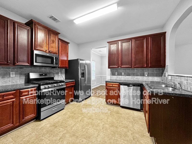 655 Balerma St - Photo 7 of 23