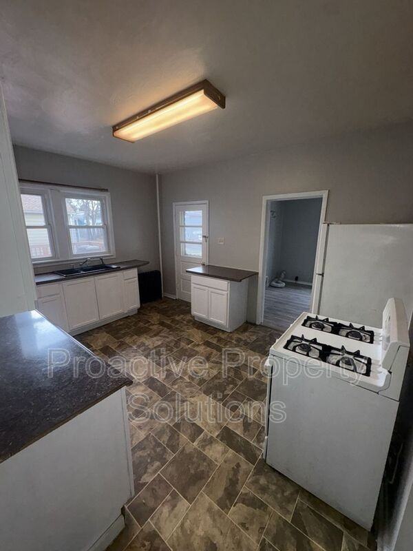 27 Edison St - Photo 6 of 20