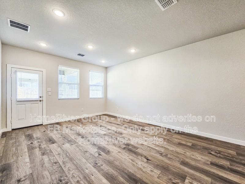 4247 Clarisse St - Photo 6 of 29