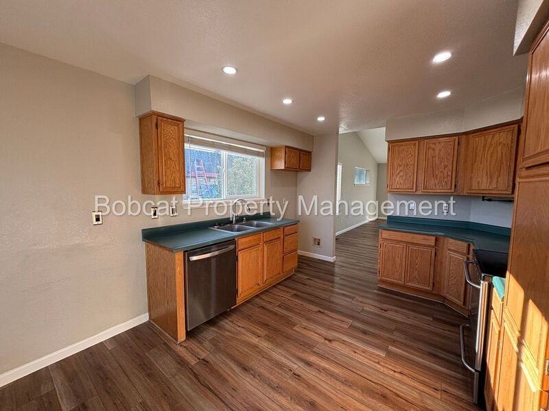 3522 Smoketree Ave - Photo 5 of 38