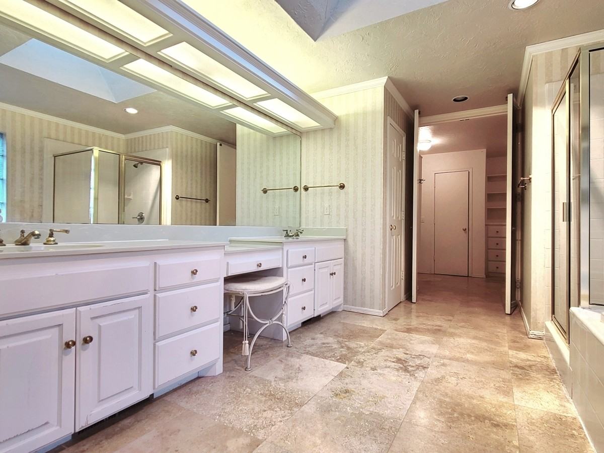 5604 Nw 106th St #1 - Photo 3 of 40