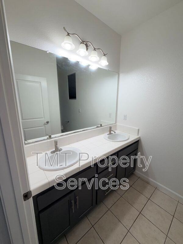 939 Dixieanne Ave - Photo 5 of 11