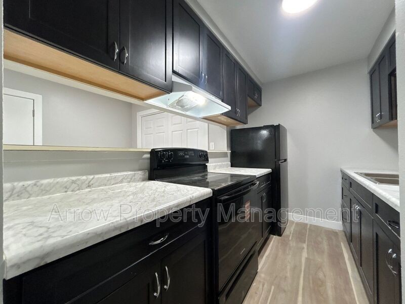 1010 N 16th St #B2 - Photo 3 of 10