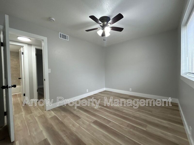 1010 N 16th St #B2 - Photo 6 of 10