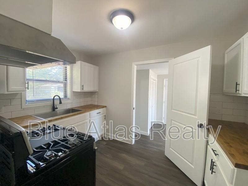 1303 College St - Photo 5 of 19