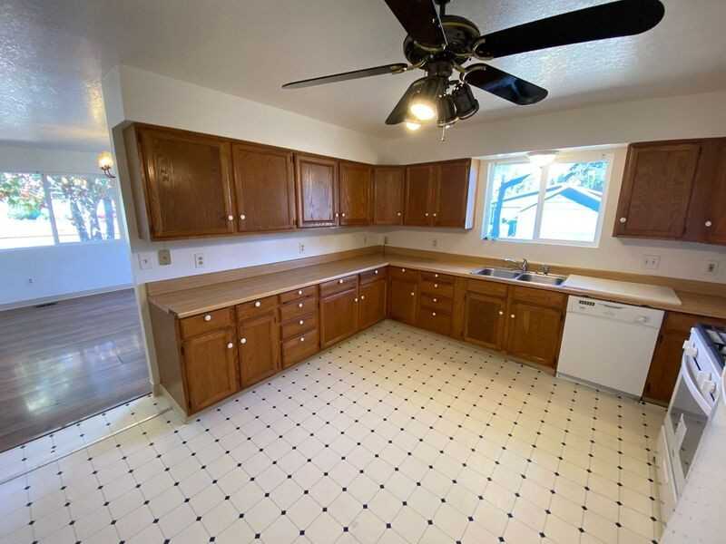 1011 Cedar St - Photo 5 of 19