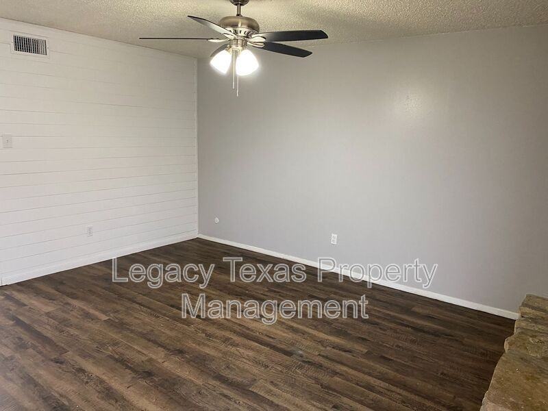 1503 N Nolan River Rd Apt A - Photo 3 of 22