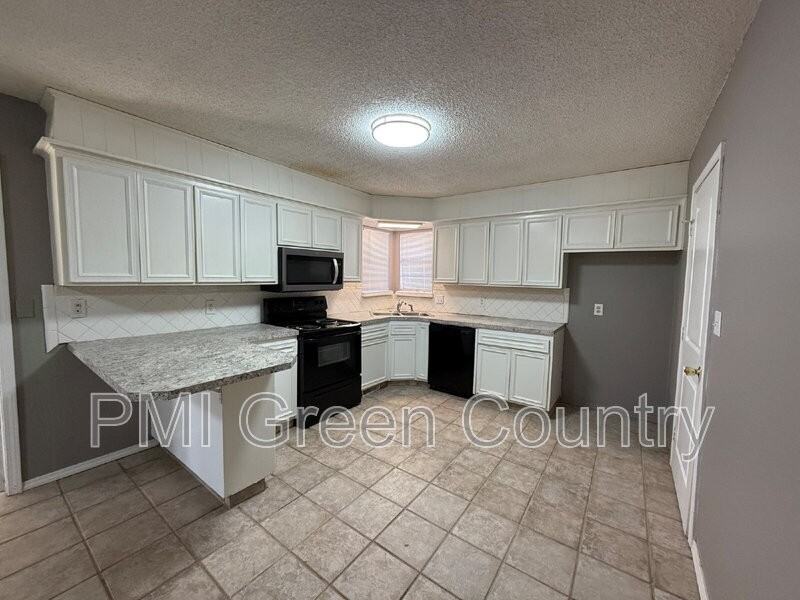 306 E 3rd St - Photo 5 of 14