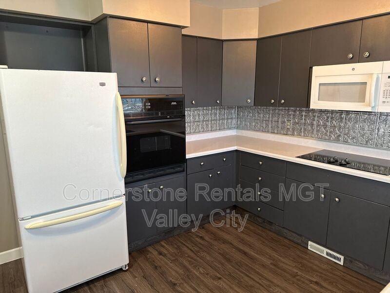 647 8th Ave Sw - Photo 3 of 26