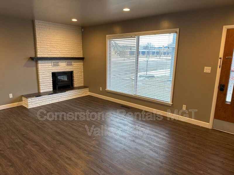 647 8th Ave Sw - Photo 4 of 26