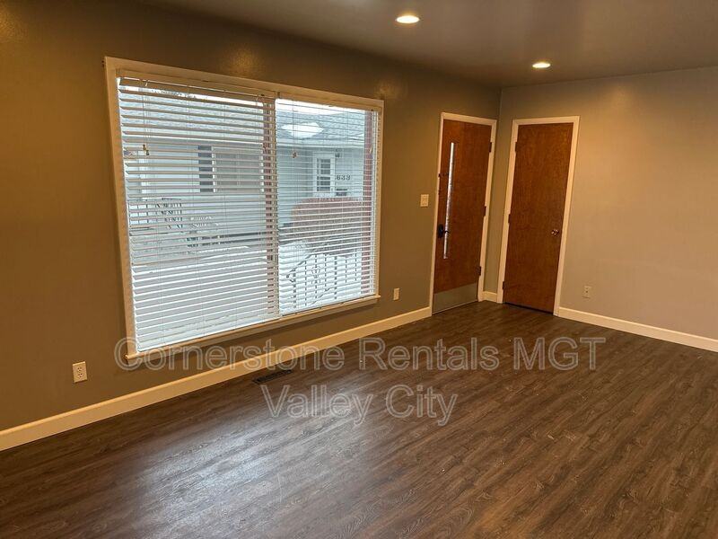 647 8th Ave Sw - Photo 5 of 26