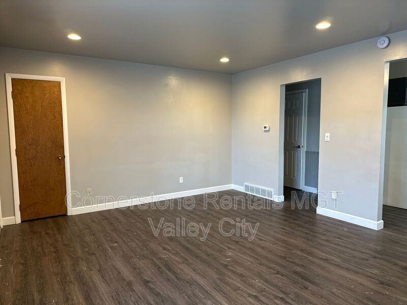 647 8th Ave Sw - Photo 6 of 26