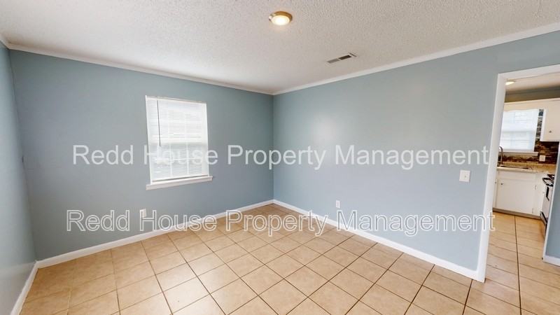 111 Nann St - Photo 4 of 17