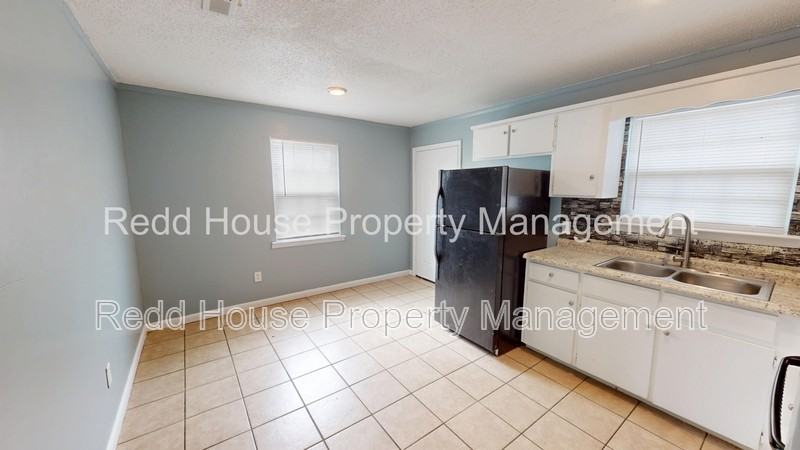 111 Nann St - Photo 5 of 17