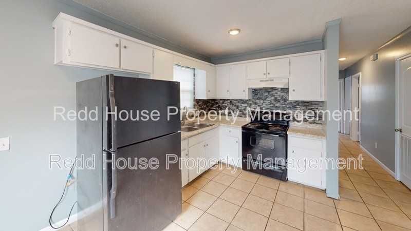 111 Nann St - Photo 6 of 17