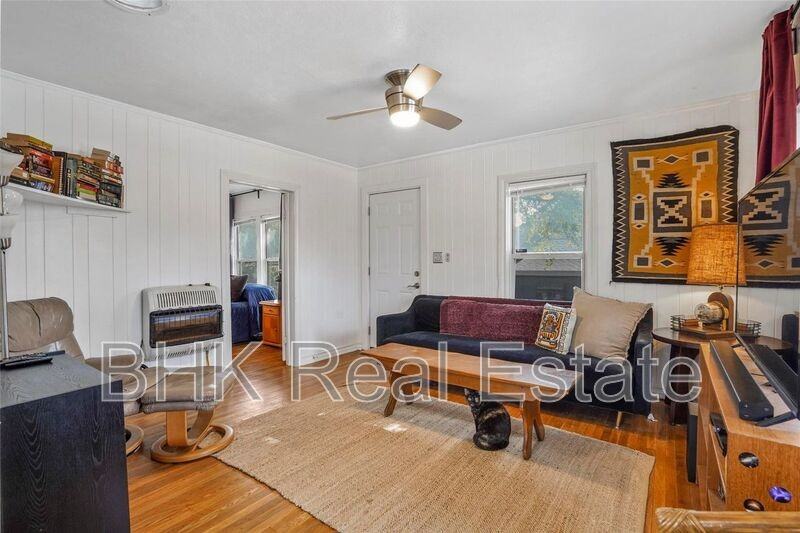 1915 Clover Ln - Photo 2 of 10