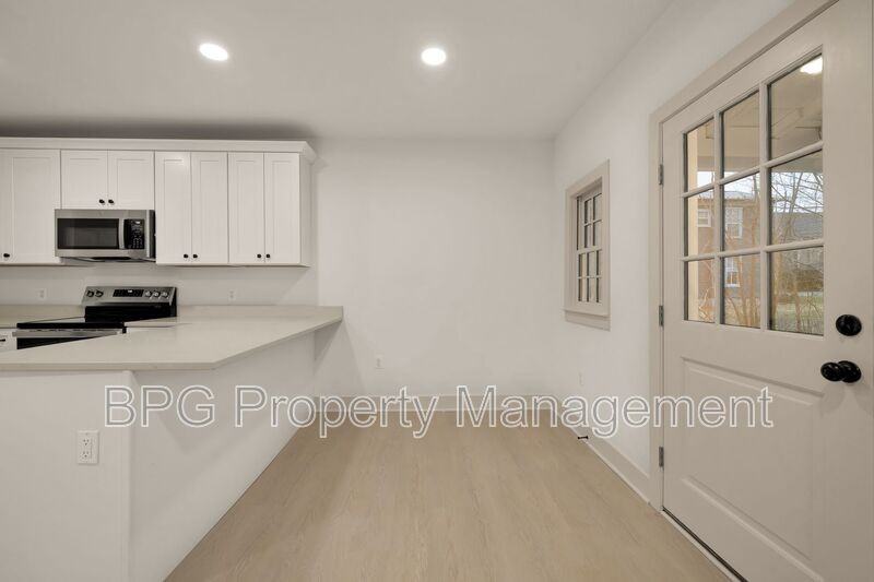 96 E Lee St #B - Photo 3 of 24