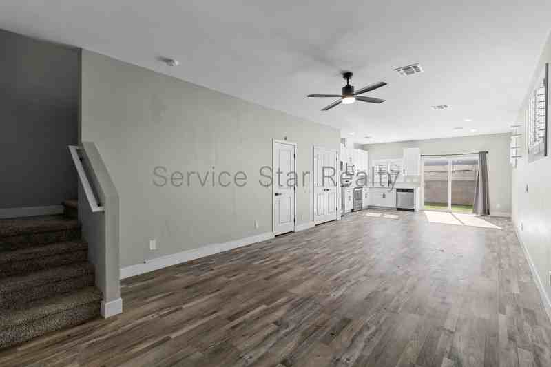 1917 W Sherman St #B - Photo 2 of 10