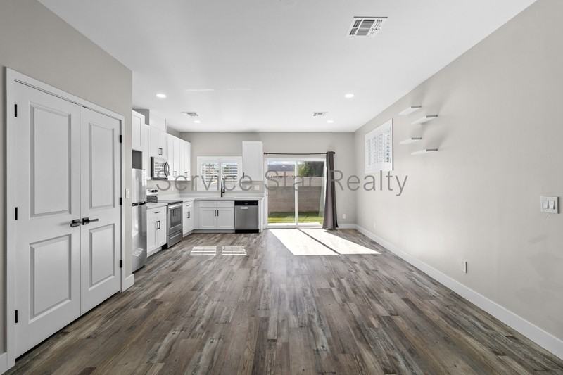 1917 W Sherman St #B - Photo 3 of 10