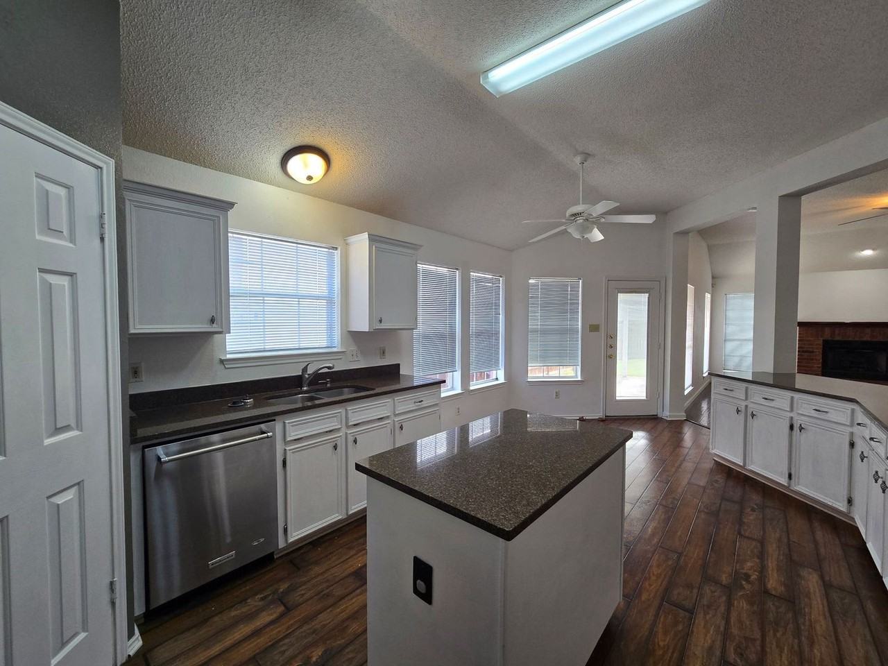 2403 Creek Dr - Photo 3 of 27