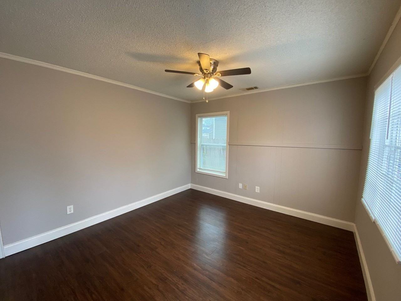 1311 Robin Hood Ln - Photo 2 of 13