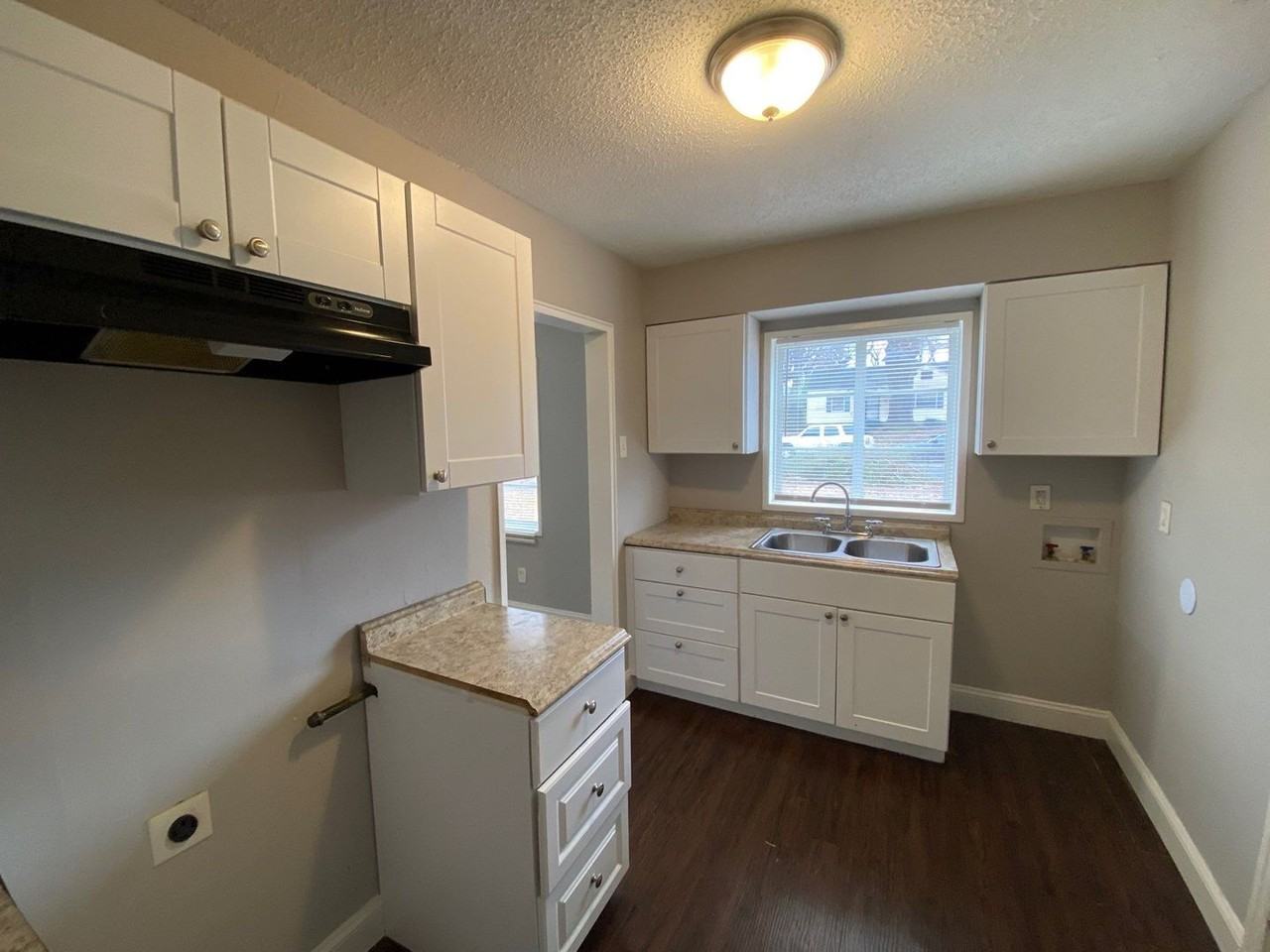 1311 Robin Hood Ln - Photo 4 of 13