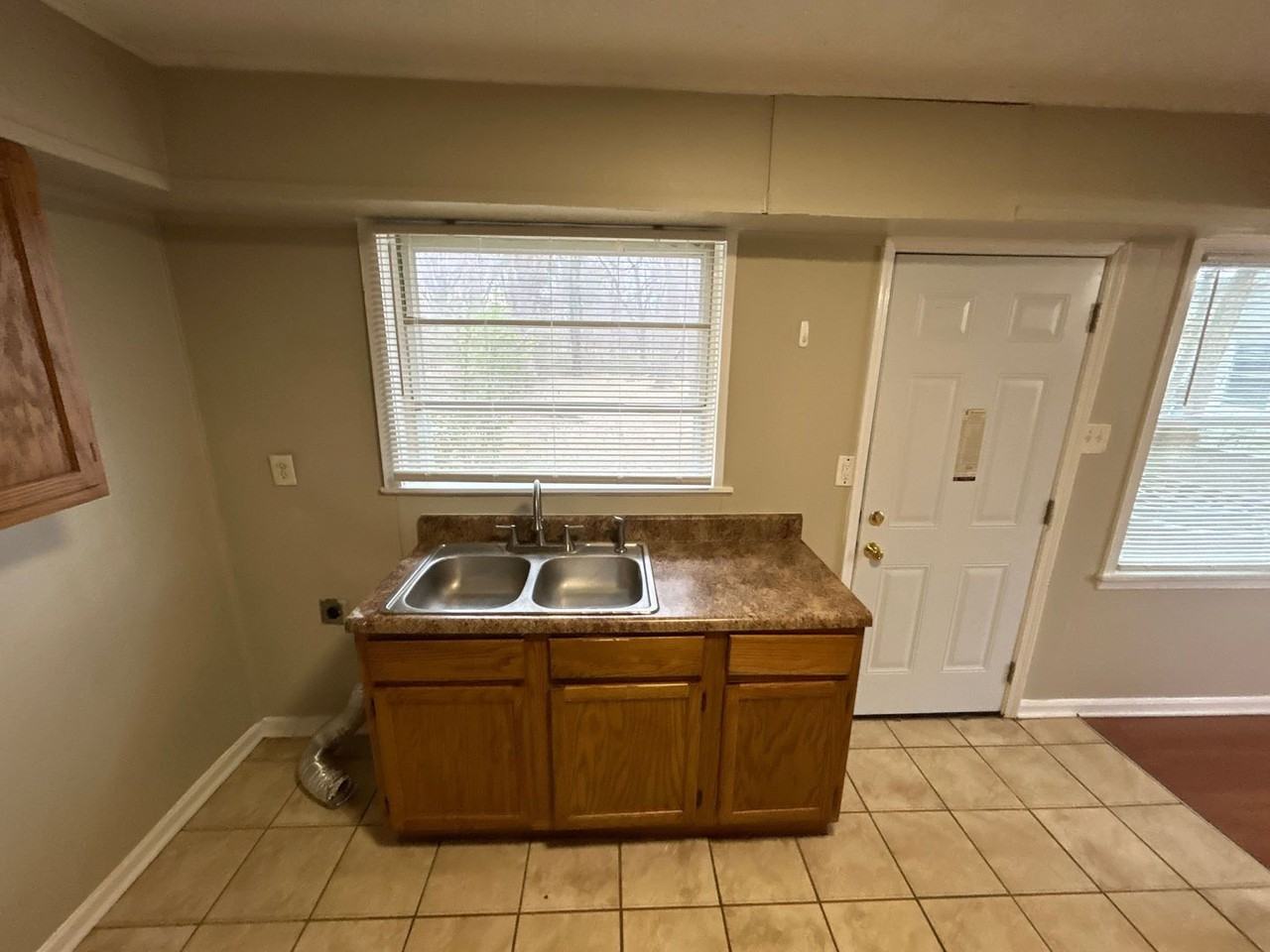 887 Par Ave - Photo 6 of 14