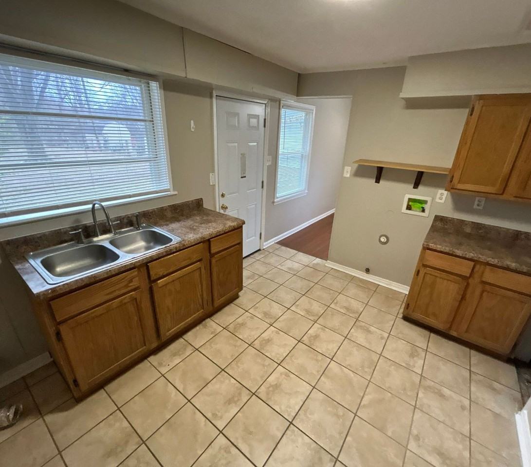 887 Par Ave - Photo 2 of 14