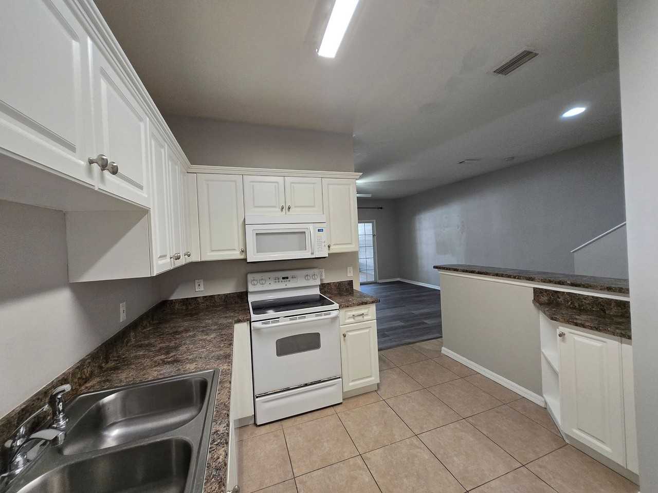 1571 Nw 29th Rd #6 - Photo 7 of 28