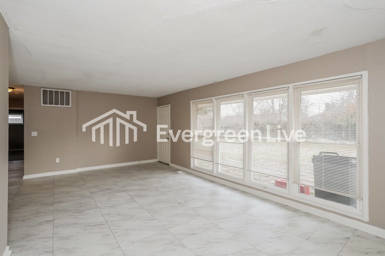 1277 Landis Ln - Photo 3 of 15