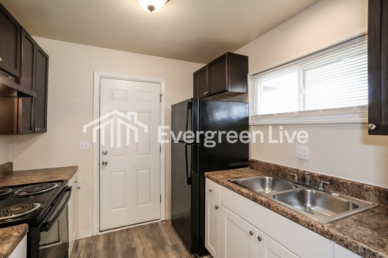 1277 Landis Ln - Photo 6 of 15