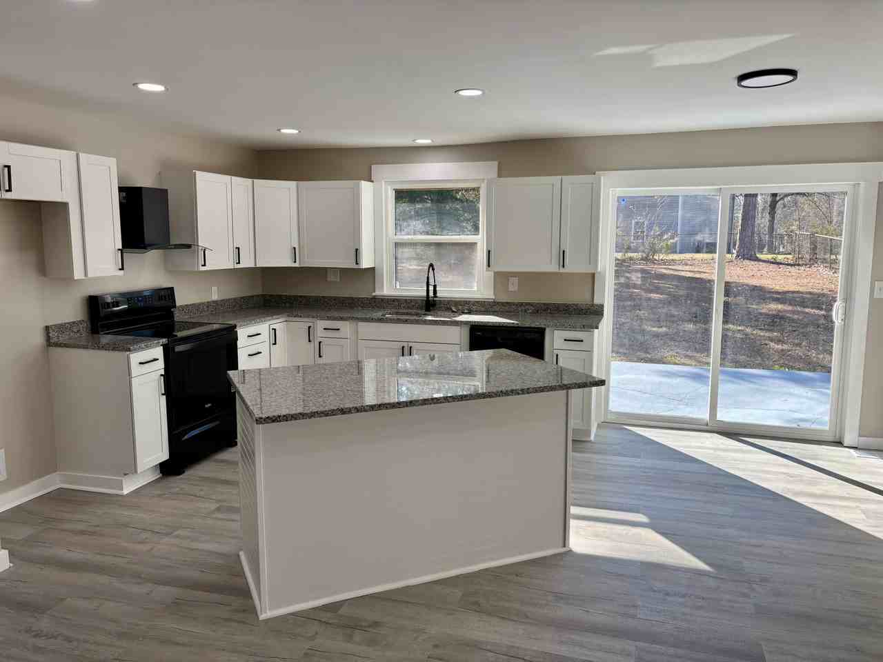 1136 Chadford Rd - Photo 4 of 34