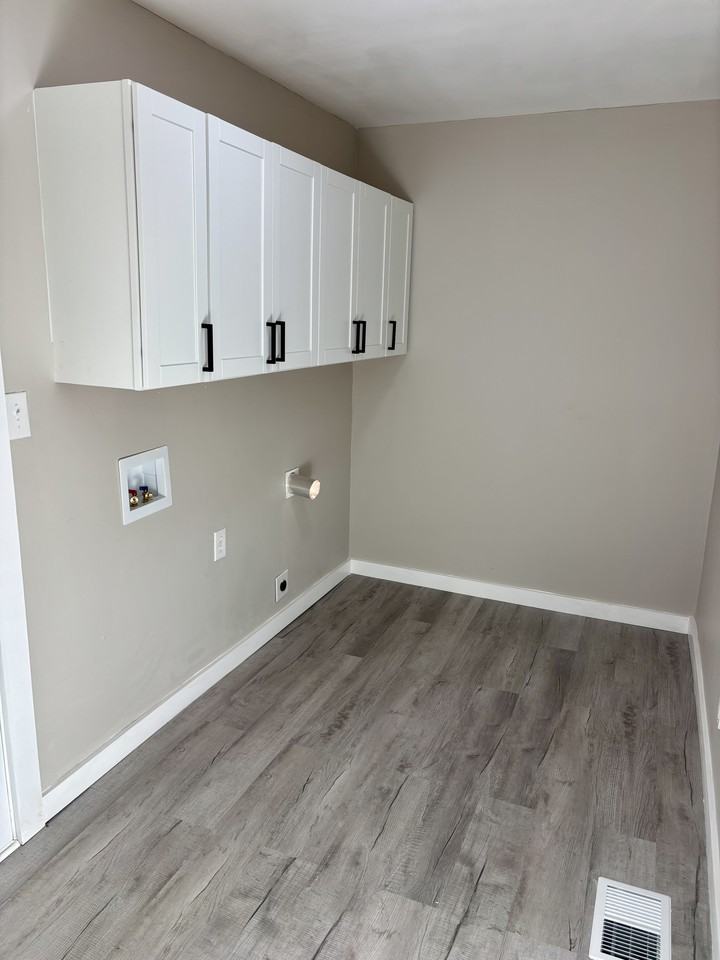 1136 Chadford Rd - Photo 6 of 34