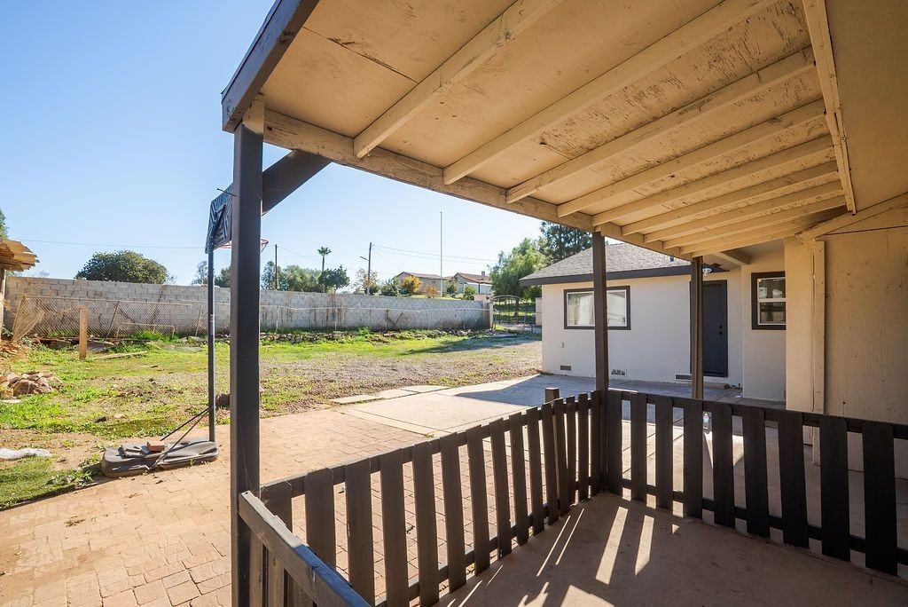 1548 S Citrus Ave - Photo 3 of 3