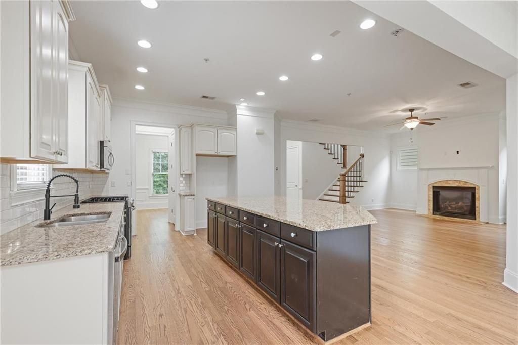 232 Hunt St Ne - Photo 4 of 29